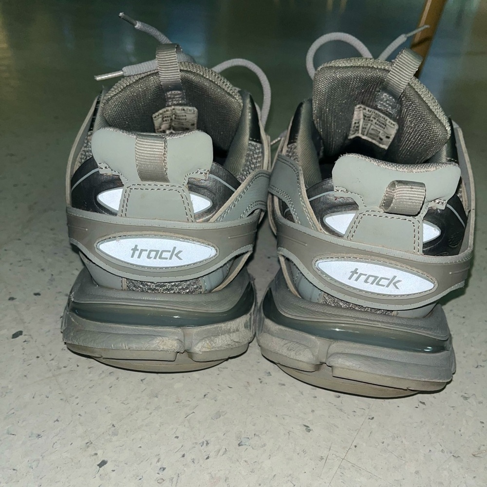 no box a little scuffed up good steal tho